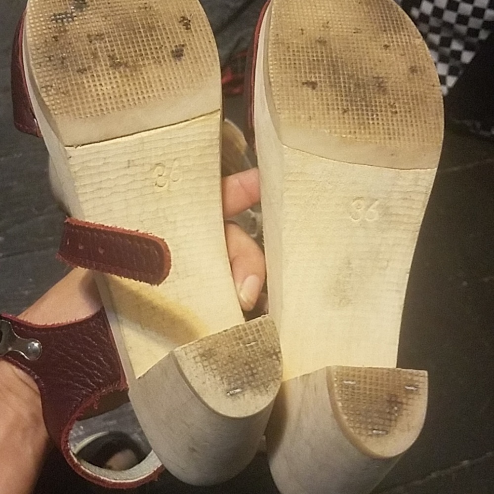 Maroon clogs - Picture 4 of 4